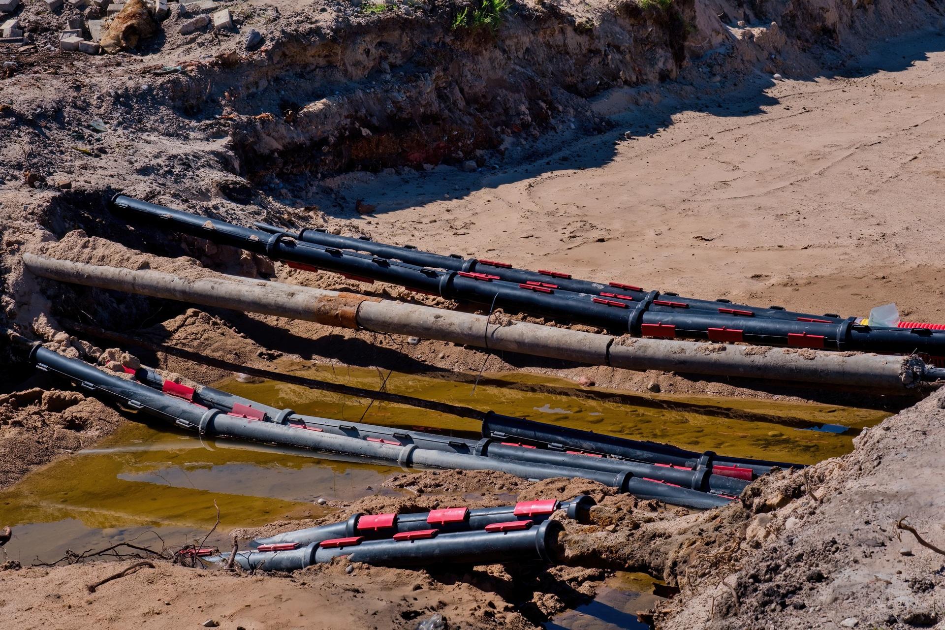 Kanalsanierung mit freiliegenden Leitungen im Wasser