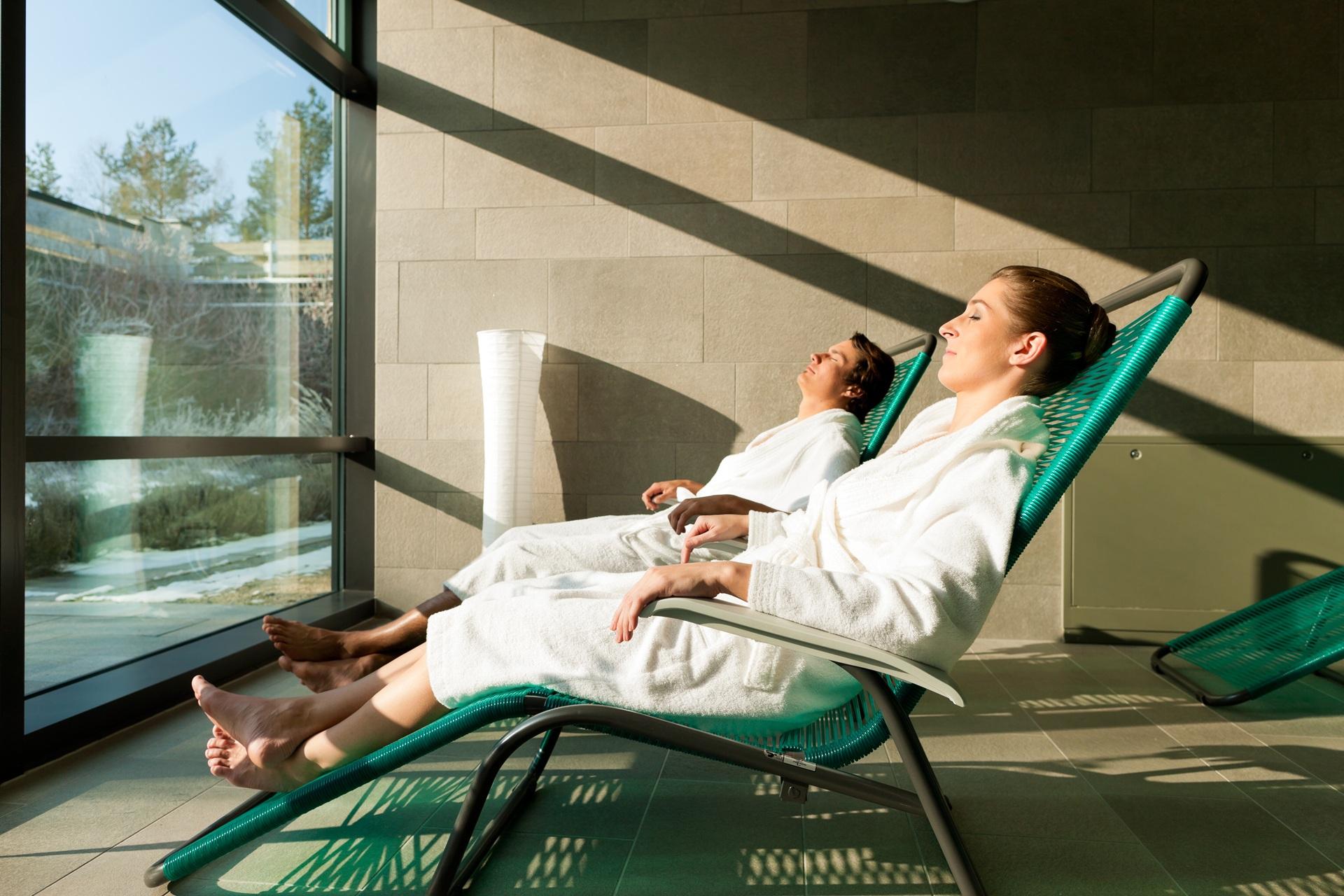 Zwei Personen entspannen in Liegestühlen im Spa | Wellnesshotel